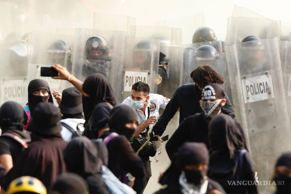 Deja marcha del 2 de octubre tres policías heridos tras choque con los “Anarquistas” en CDMX