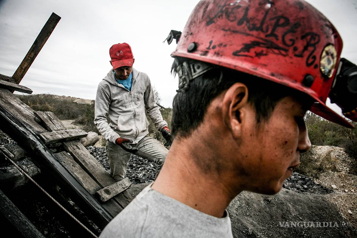 $!Los mineros y su lucha contra el vaho del diablo (gas metano)