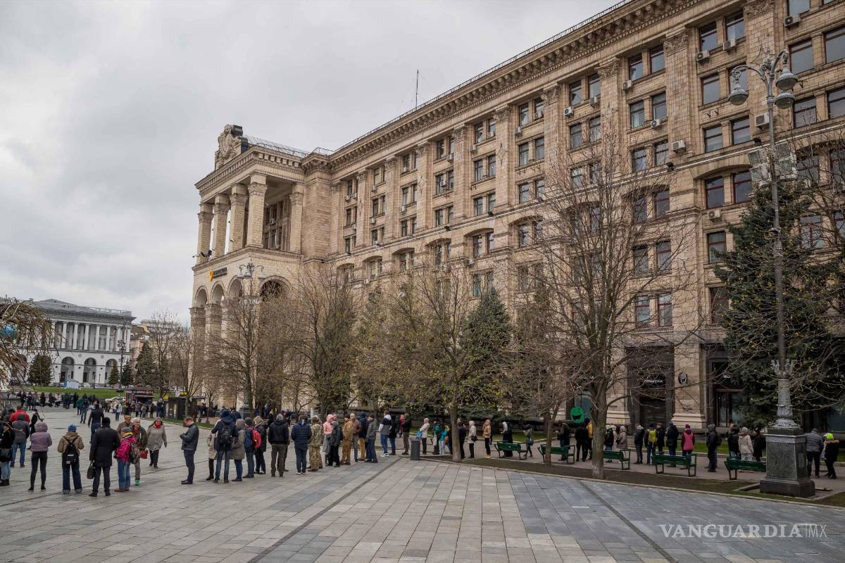 $!Cientos de ucranianos forman una kilométrica en la principal oficina de correos de Kiev para comprar un timbre postal que celebra el hundimiento del Moskva.