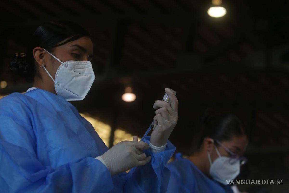 $!Equipo médico y de enfermería preparando el biológico.