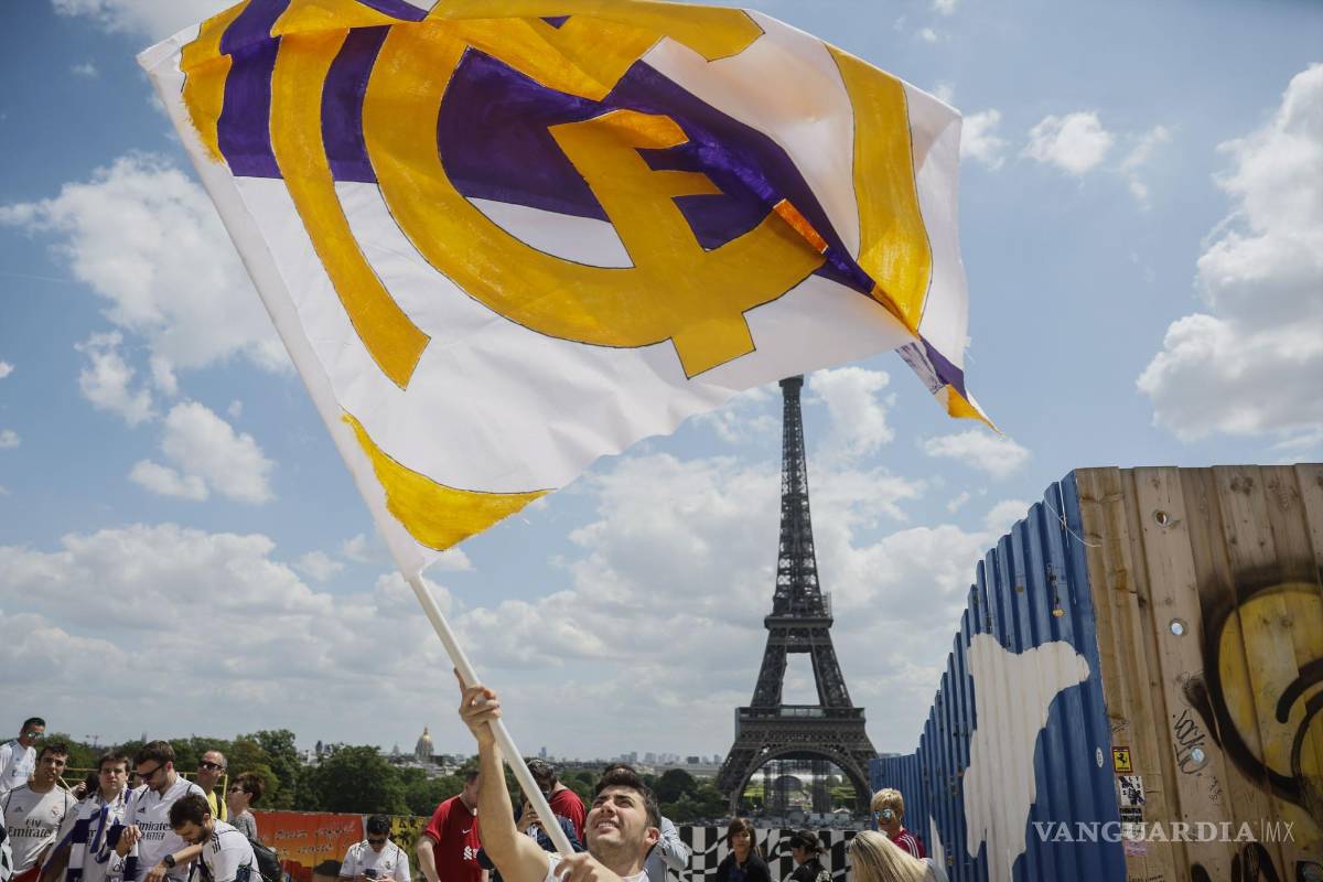 $!Aficionados del Real Madrid en las inmediaciones de la Torre Eiffel en Paris antes de la final de la Liga de Campeones entre el Liverpool y el Real Madrid.