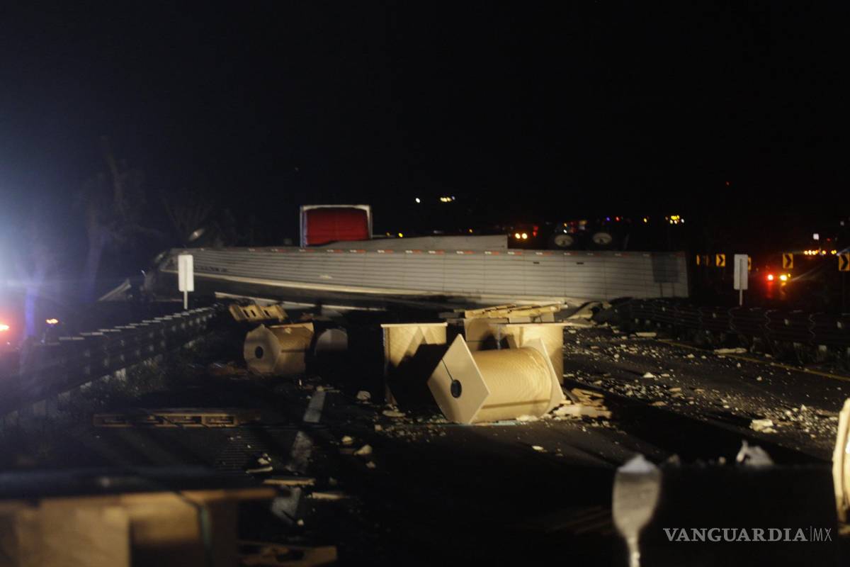 Tragedia en la Matehuala-Saltillo, conductor de tráiler pierde la vida en volcadura