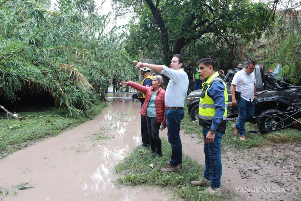 $!El alcalde recorrió las zonas inundadas y entregó apoyos a habitantes cuyos hogares registraron el ingreso de agua.