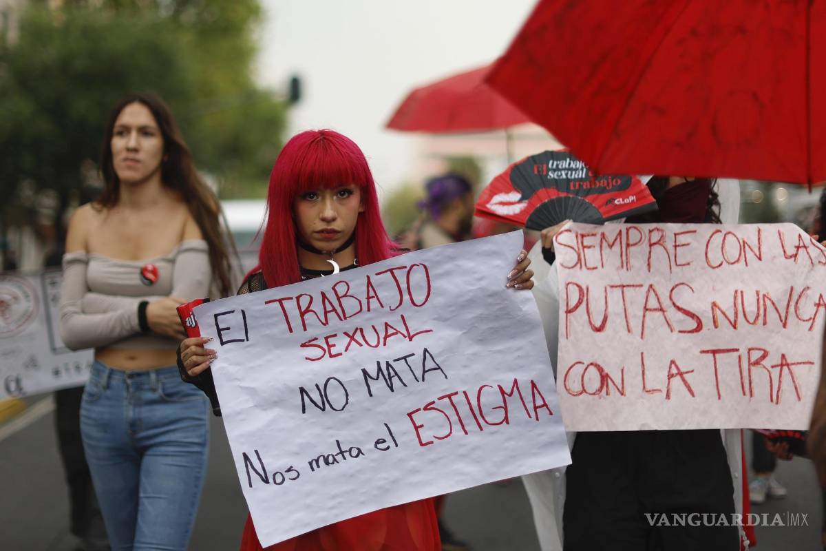 $!Una participante de la marcha sostiene un cartel que dice: “El trabajo sexual no mata mata. Nos mata el estigma”.
