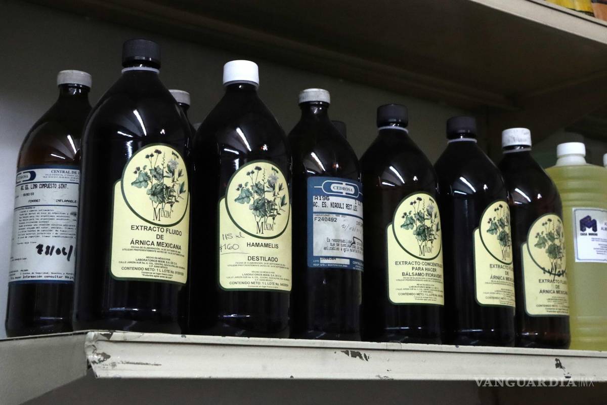 $!Botica Recio ha logrado mantenerse gracias a la venta de remedios tradicionales, hierbas, bálsamos y preparados que ya no ofrecen las farmacias convencionales.