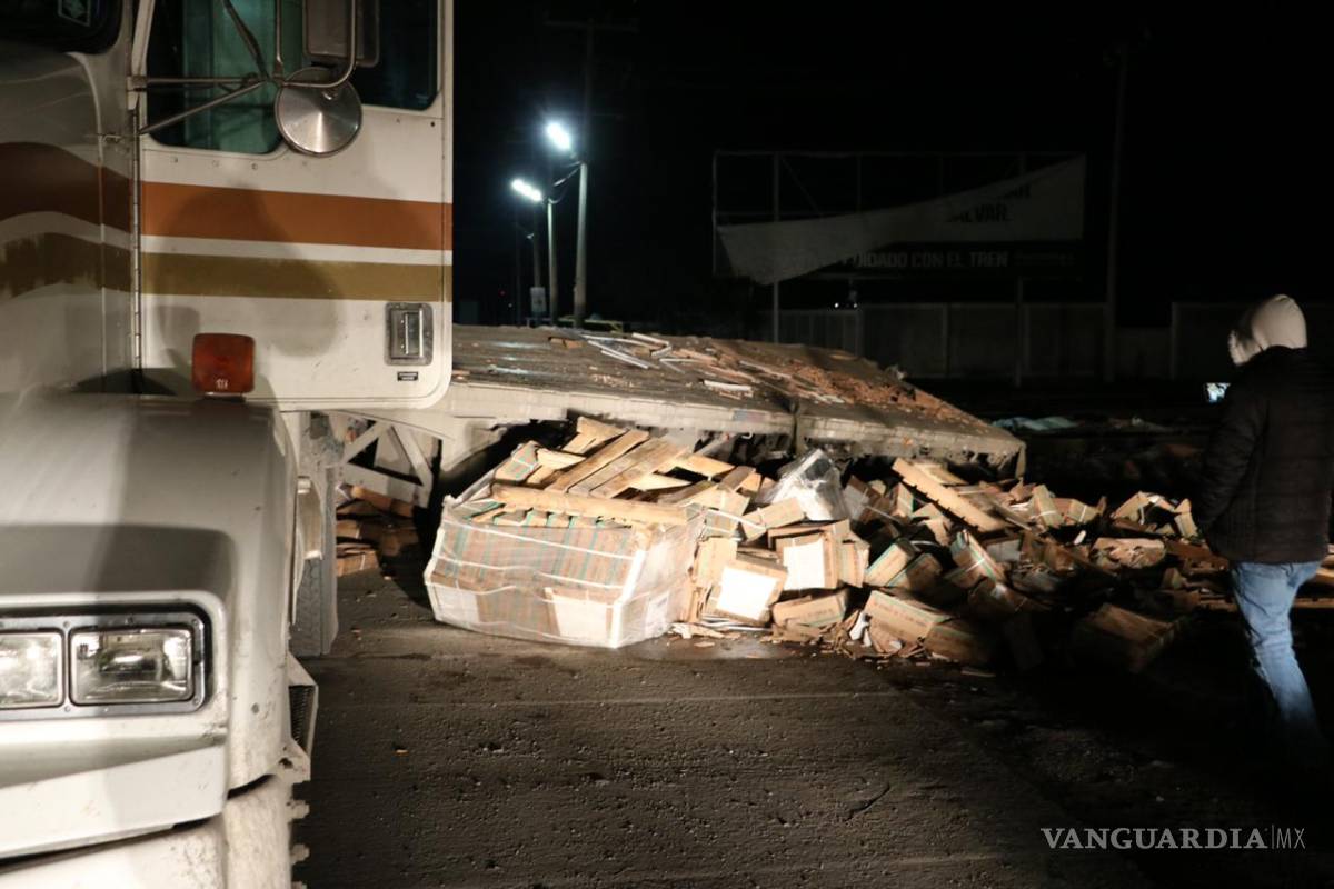 $!Trailero intenta ganarle paso al tren, en Ramos Arizpe