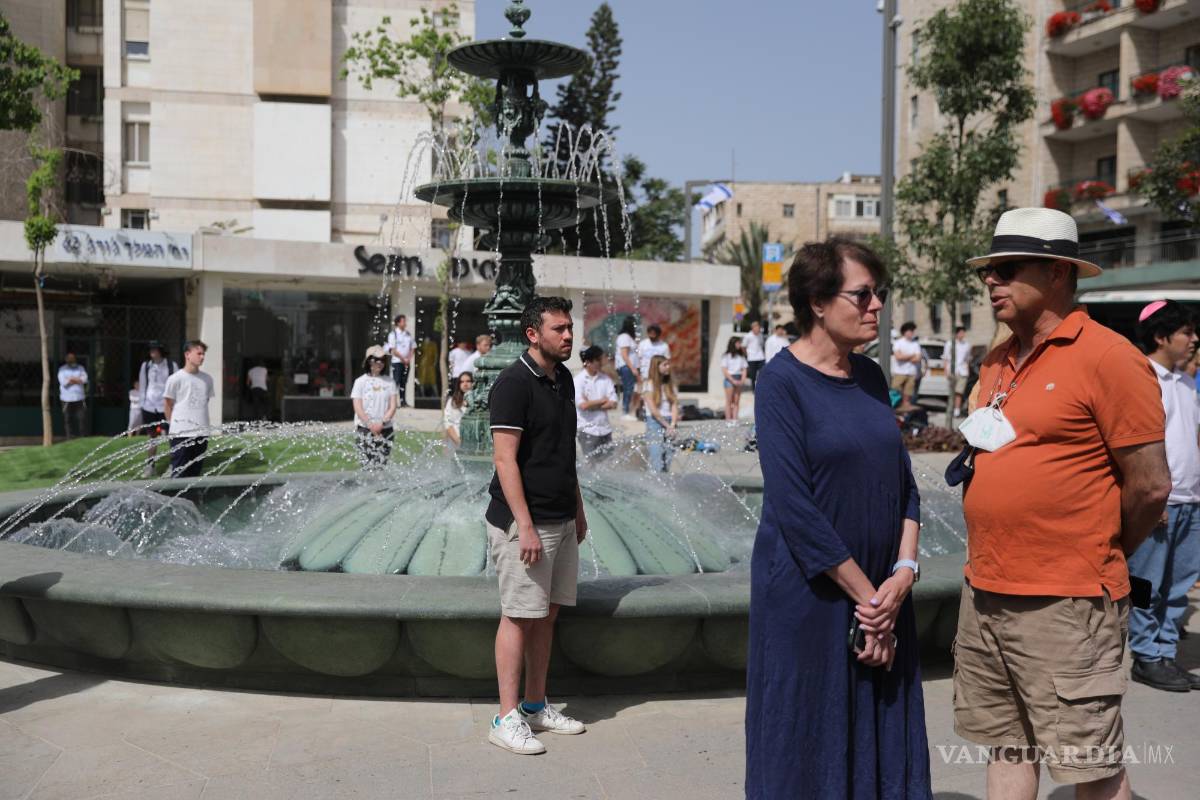 $!La gente se queda quieta mientras suenan las sirenas en todo el país durante el Día de Conmemoración del Holocausto, en Jerusalén, Israel.