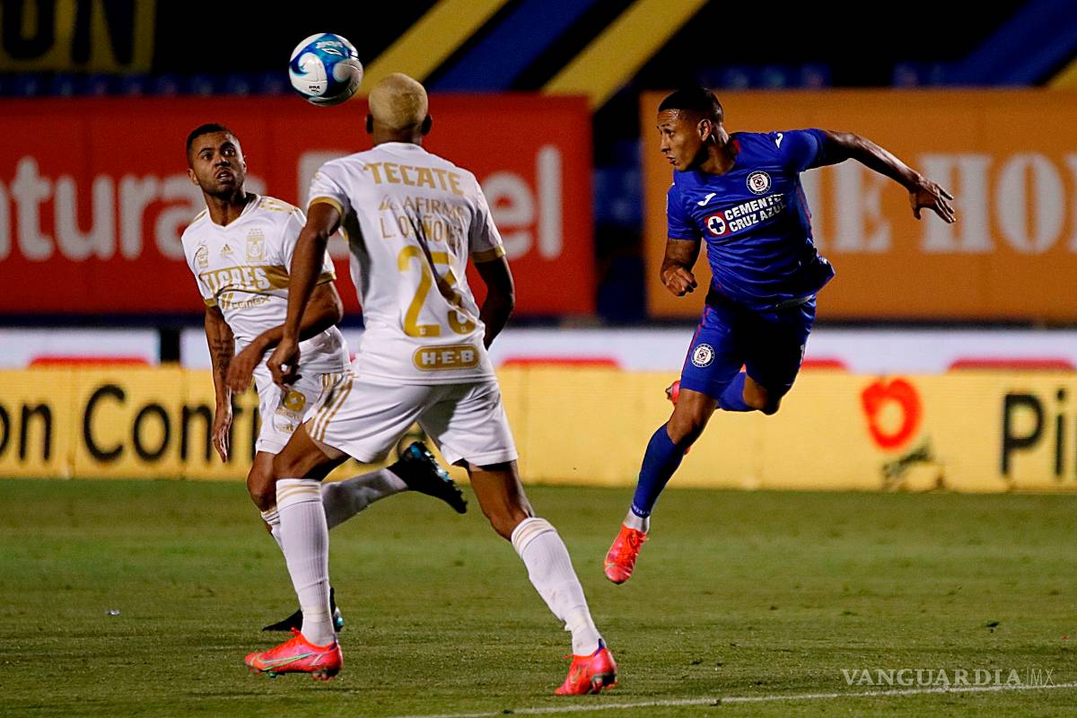 Exhibe Cruz Azul debilidades de Tigres y los vence con 2-0