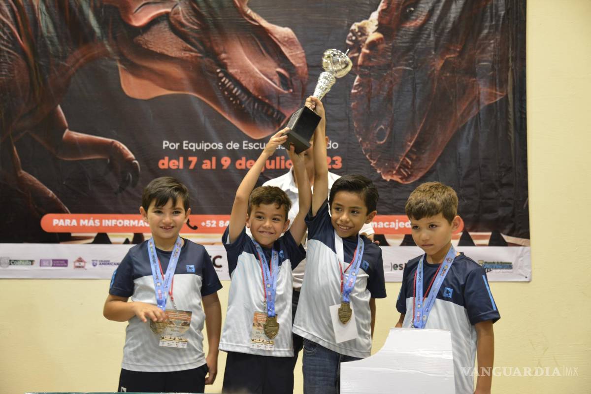 $!Liceo Blueridge, de Nuevo León, levantaron el trofeo del tercer lugar.