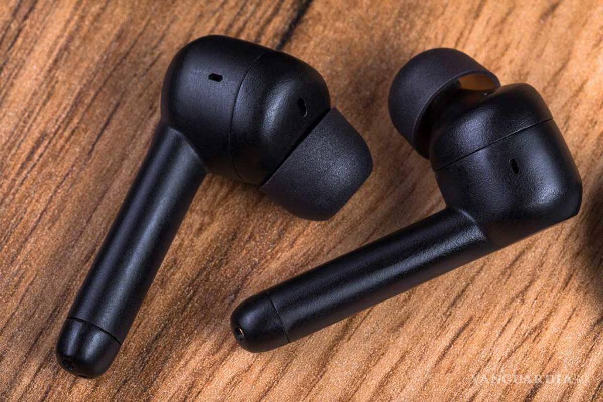 Le explotan sus audífonos Bluetooth en el oído, murió después