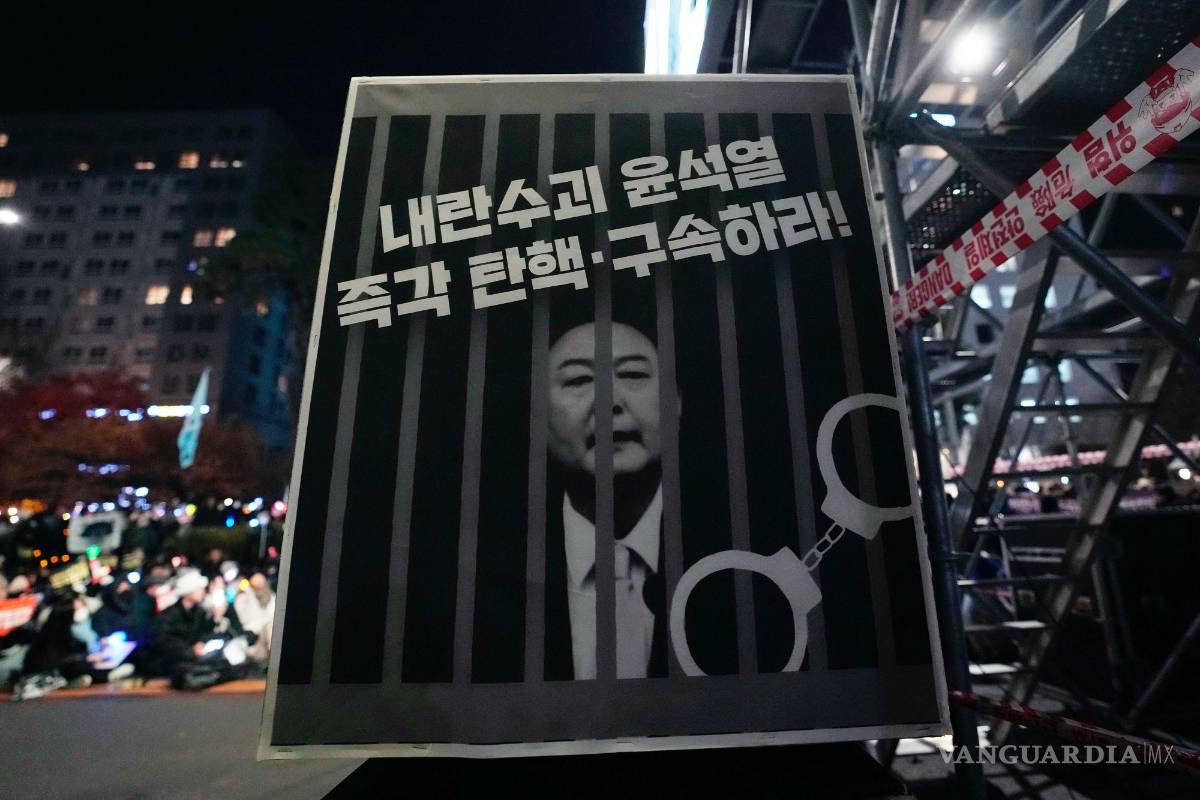 $!Una imagen que representa al presidente surcoreano encarcelado, Yoon Suk Yeol, en una manifestación para exigir su destitución en Seúl, Corea del Sur.