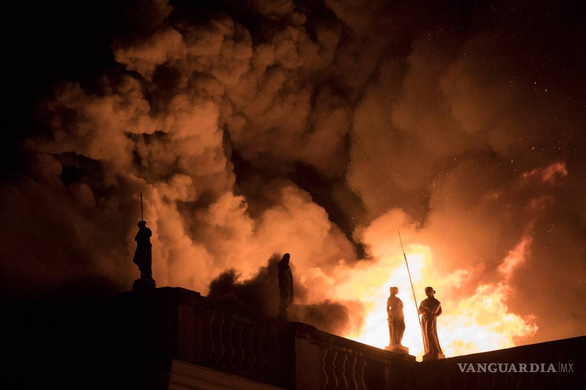 $!Voraz incendio destruye el Museo Nacional de Brasil y pierde gran parte de su acervo (Fotogalería)