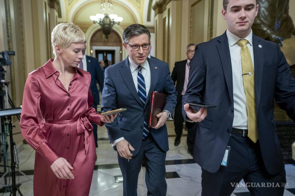 $!El presidente de la Cámara de Representantes, Mike Johnson (c), responde a una pregunta de los medios de comunicación mientras camina hacia su oficina.