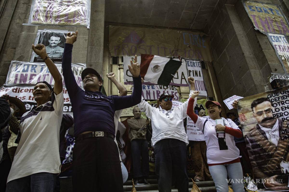 $!Defensores de la SCJN acudieron al Máximo Tribunal y se enfrentaron a simpatizantes de Morena, que realizaban un campamento en el lugar.