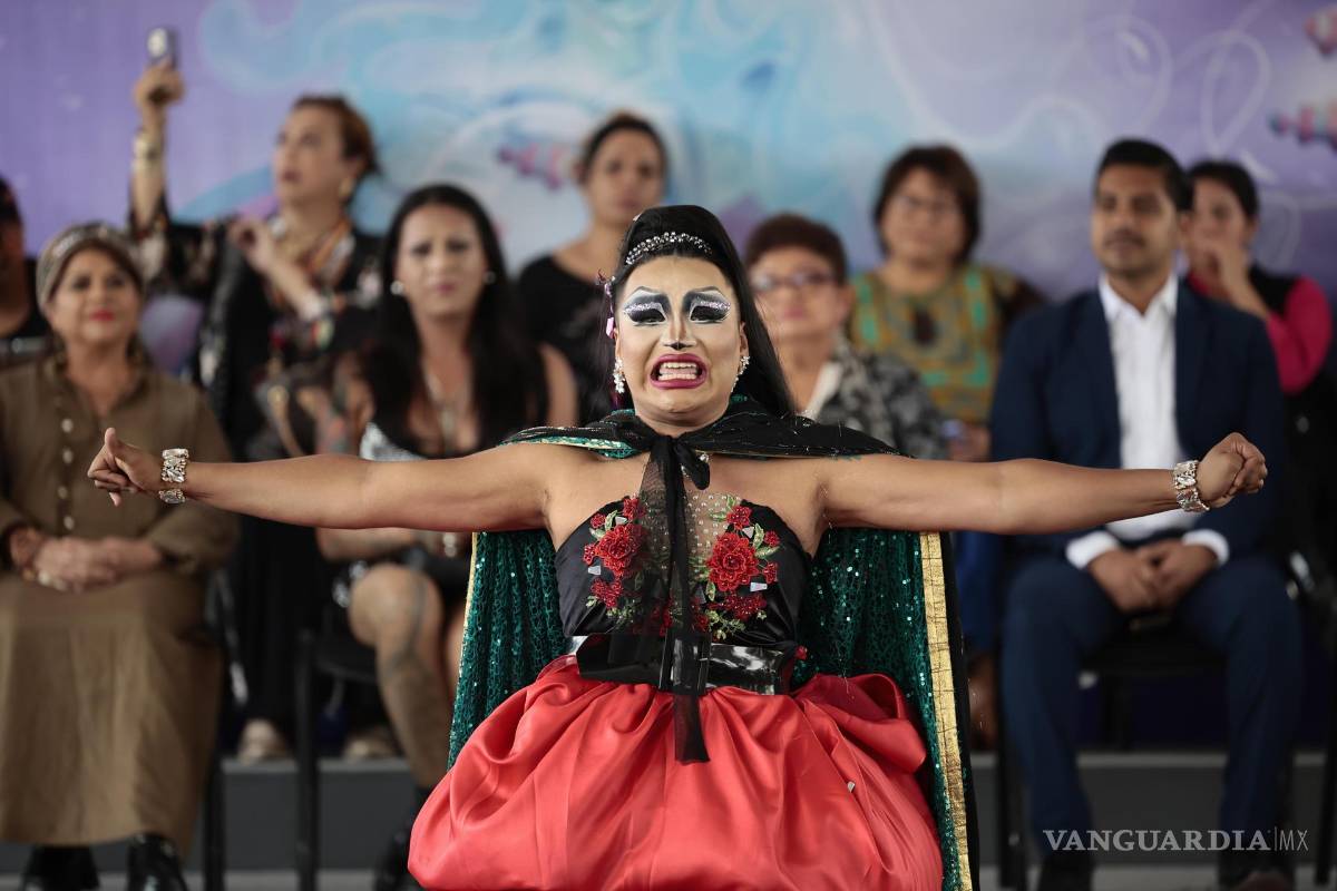 $!Familiares, amigos e integrantes de la comunidad trans en un acto simbólico de colocación de la primera piedra para la construcción del Mausoleo Tiresias.