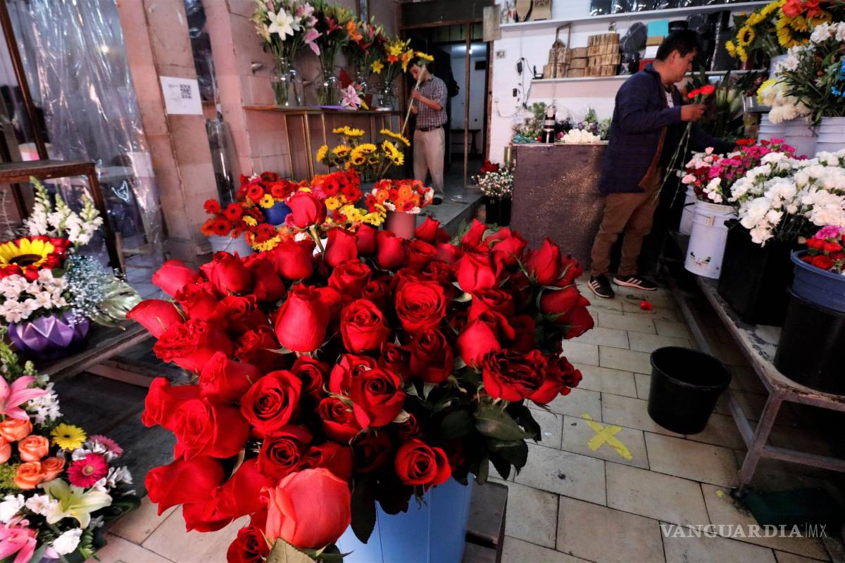 $!Los comerciantes han preparado los precios para las docenas de rosas, las cuales llegaron a costar hasta los 200 pesos, lo que significa un aumento del 50 por ciento.