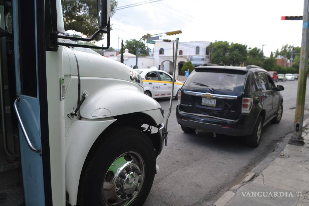Frena, pero no pudo evitar choque por alcance en centro de Saltillo
