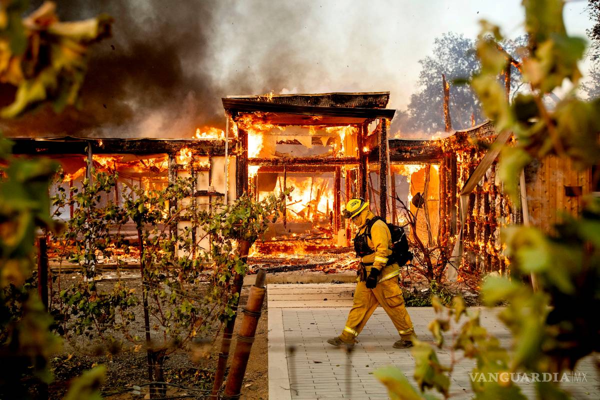 $!Incendios consumen a California