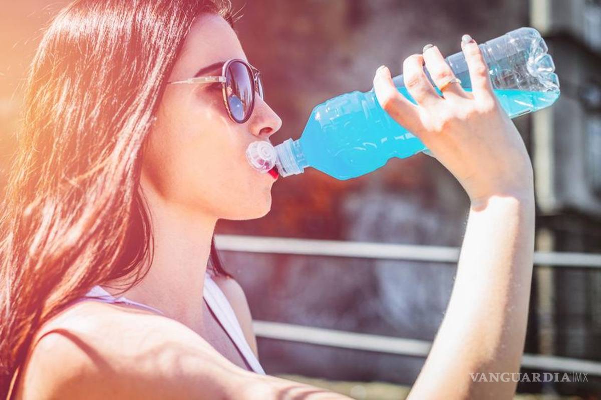 Tras altas temperaturas en Saltillo, aumenta venta de bebidas energéticas; advierten riesgos