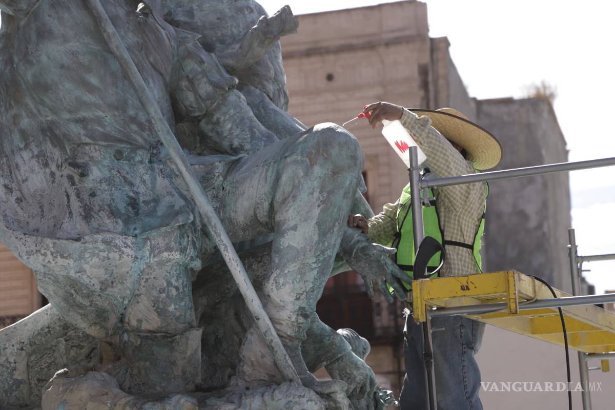 $!En plaza de la Nueva Tlaxcala comienzan trabajos de conservación sobre ‘El indio y el español’