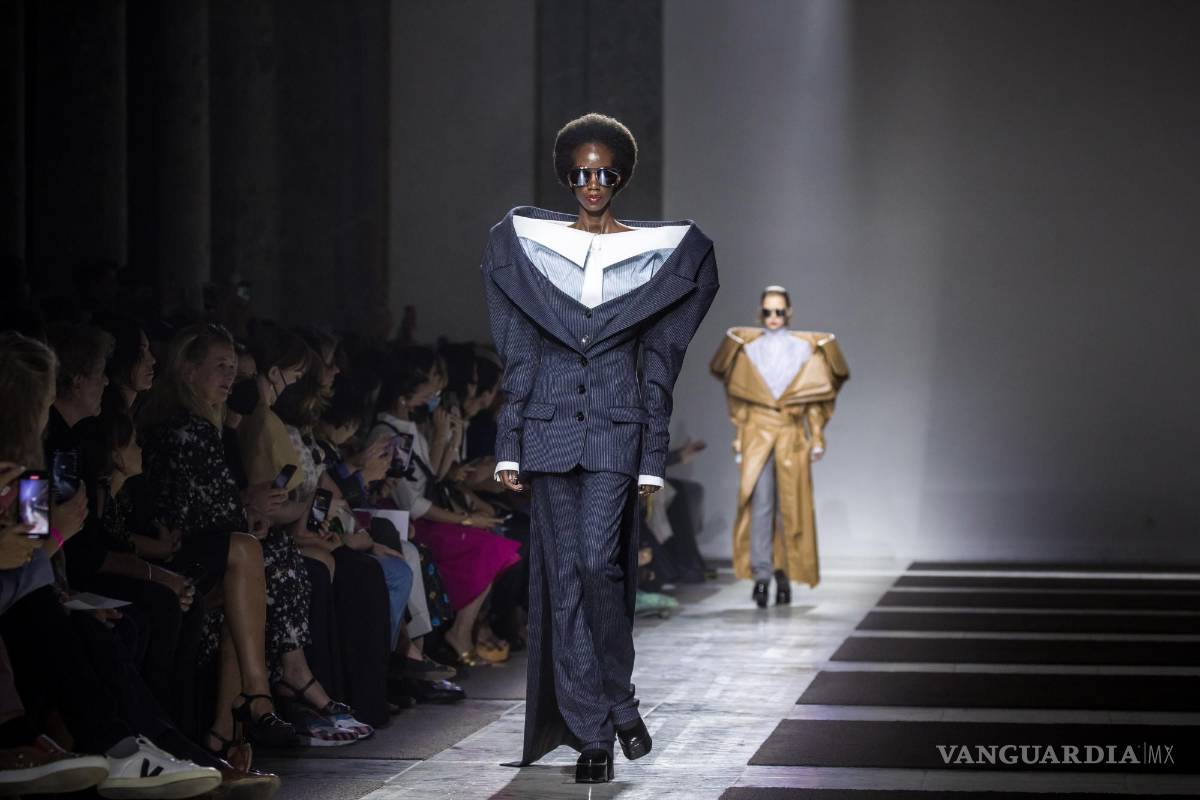 $!Los modelos presentan creaciones de la colección Otoño/Invierno 2022/23 de la casa de moda Victor and Rolf en la Semana de la Moda de París, en Francia.