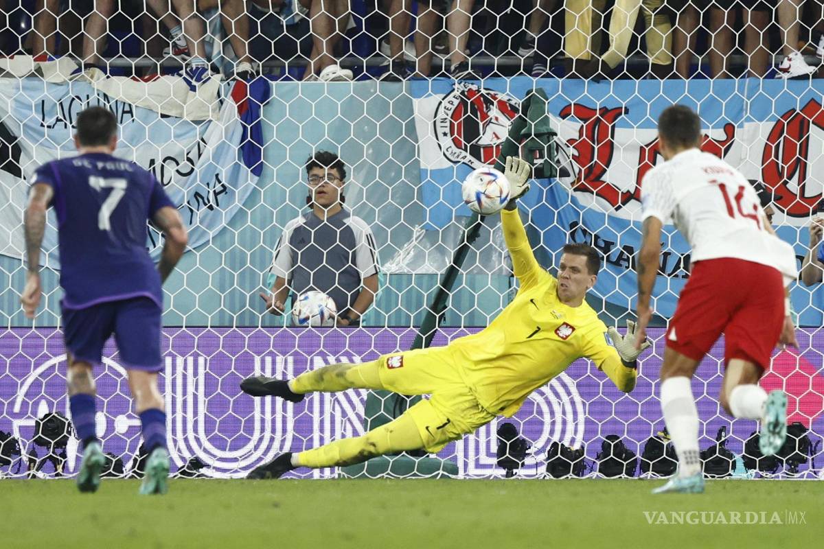 $!El arquero polaco ataja el penalti cobrado por Messi.