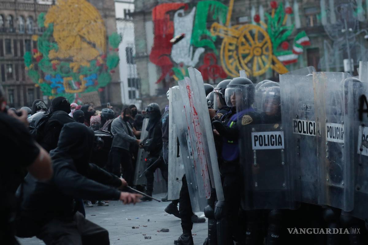 Marcha 2 de octubre: enfrentamientos con petardos en el Zócalo a 57 años de la masacre en Tlatelolco