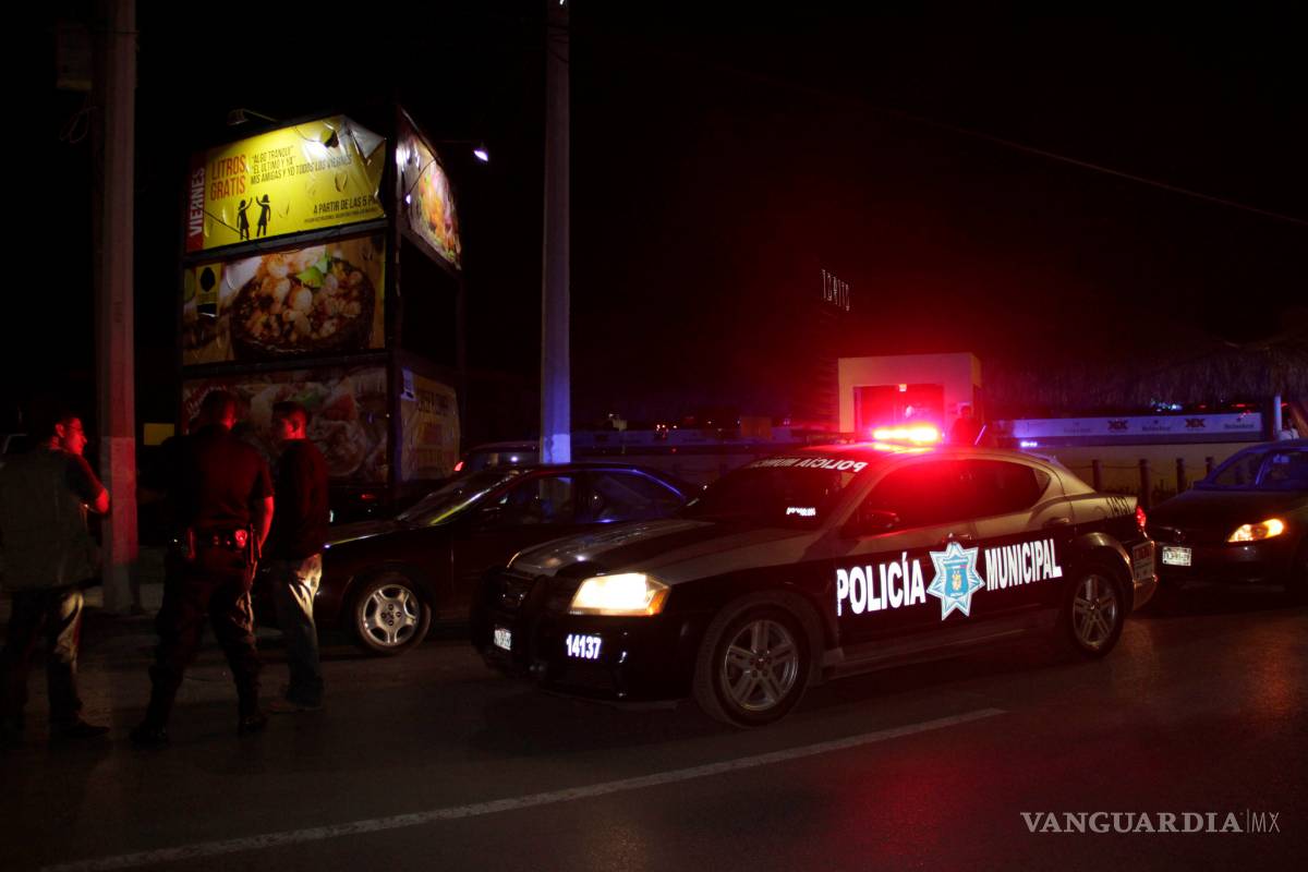 $!Detienen a hombre tras riña fuera de un bar en Saltillo; lesionó a una policía