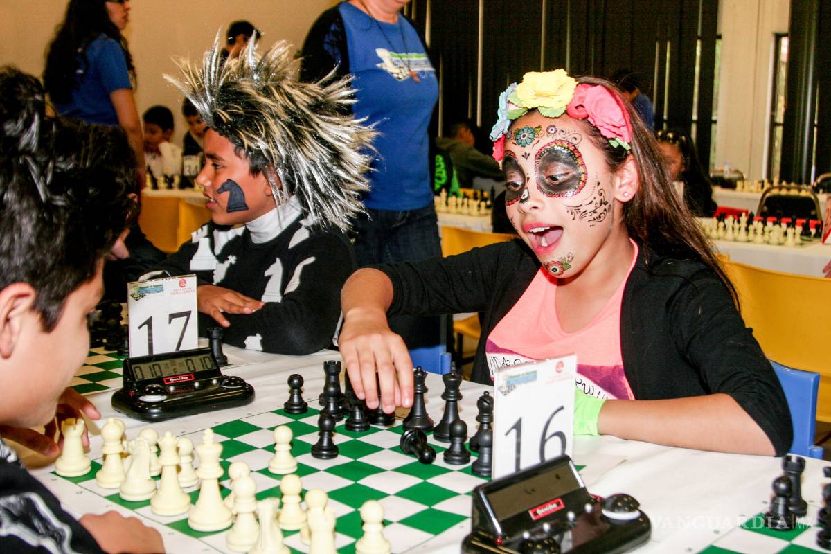 Fiesta de estrategia y disfraces de Construajedrez