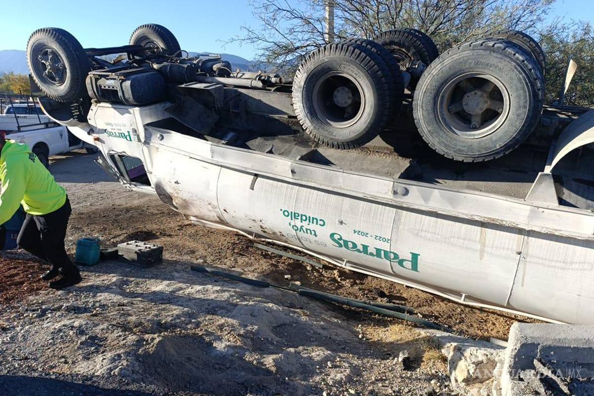 Vuelca pipa de agua municipal en Parras; chofer sufre golpes leves