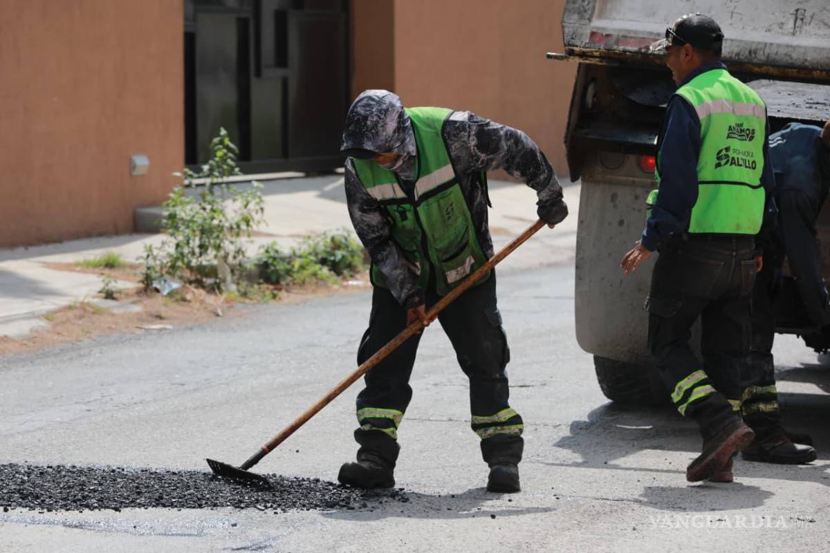 $!Las labores de rehabilitación de pavimento se mantienen en diferentes colonias de Saltillo.