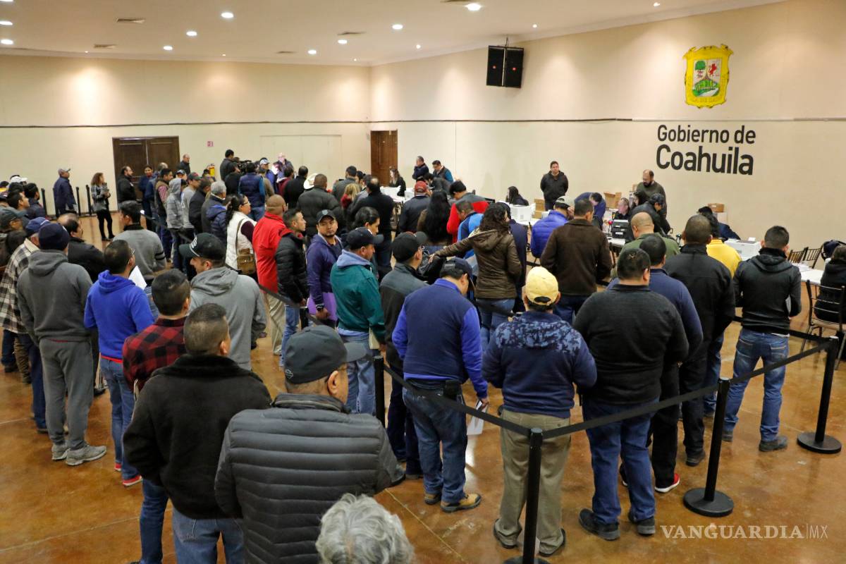 Fallas en módulos de placas hacen esperar a saltillenses por más de cuatro horas