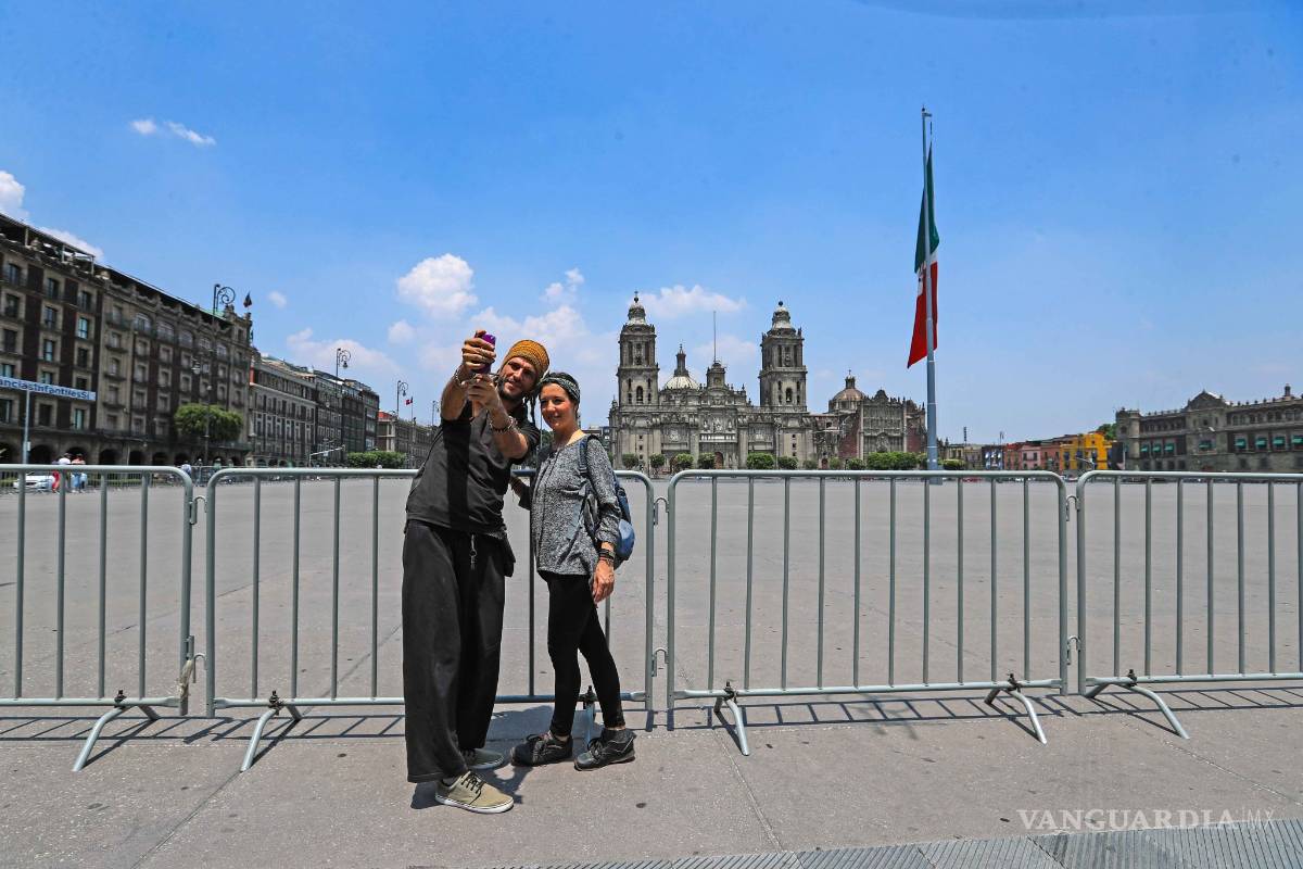 $!Coronavirus: El emblemático Zócalo de Ciudad de la CDMX luce desértico por el COVID-19