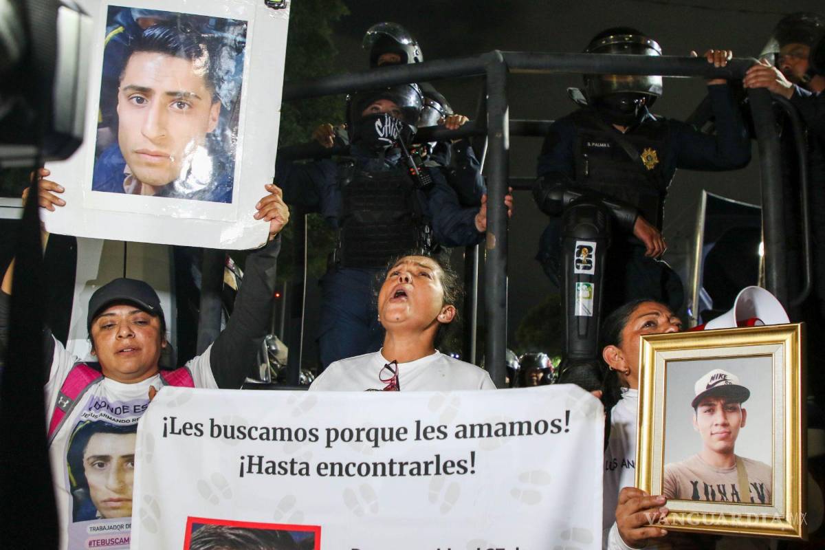 $!Elementos de la Secretaría de Seguridad Ciudadana desplegaron un operativo sobre Calzada de Tlalpan para impedir el avance de los colectivos de madres y padres buscadores hacia el Estadio Azteca, durante la movilización en la que exigieron justicia y el esclarecimiento de los casos de personas desaparecidas.