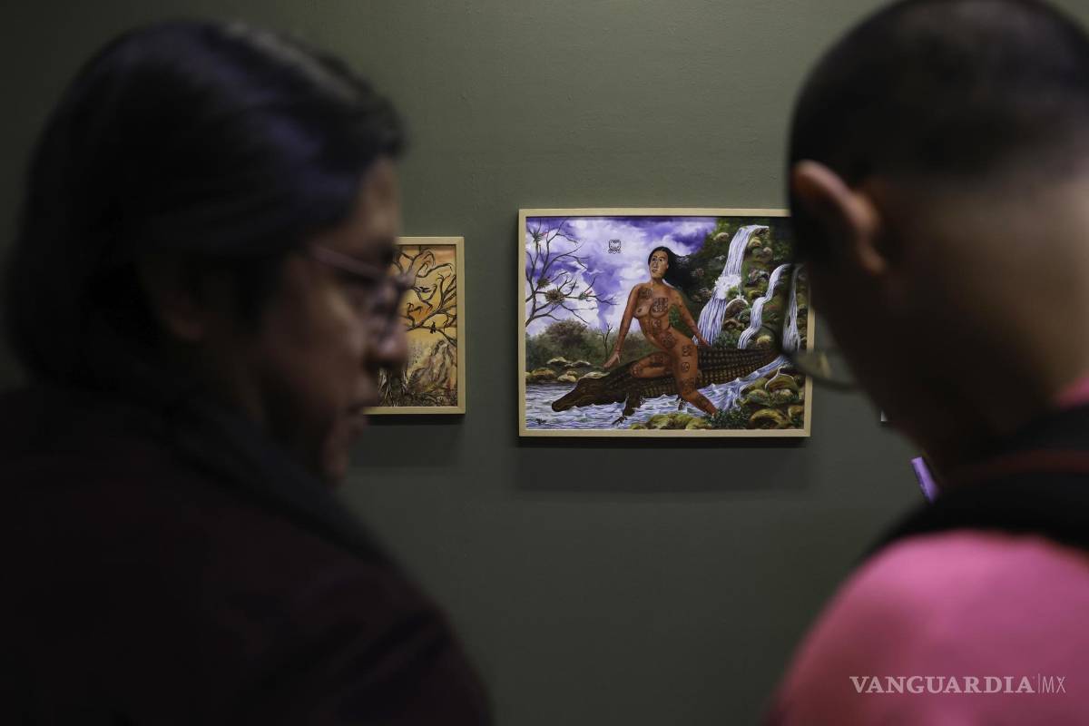 $!Personas asisten a la inauguración de la exposición 'Del arte, la naturaleza y las mujeres: Miradas ecofeministas en el arte en Guatemala' en Guatemala.