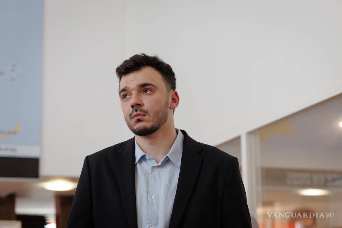 $!Ruslan Shaveddinov, de la Fundación Anticorrupción asiste a una conferencia de prensa en París, Francia con motivo del lanzamiento del canal El Futuro de Rusia.