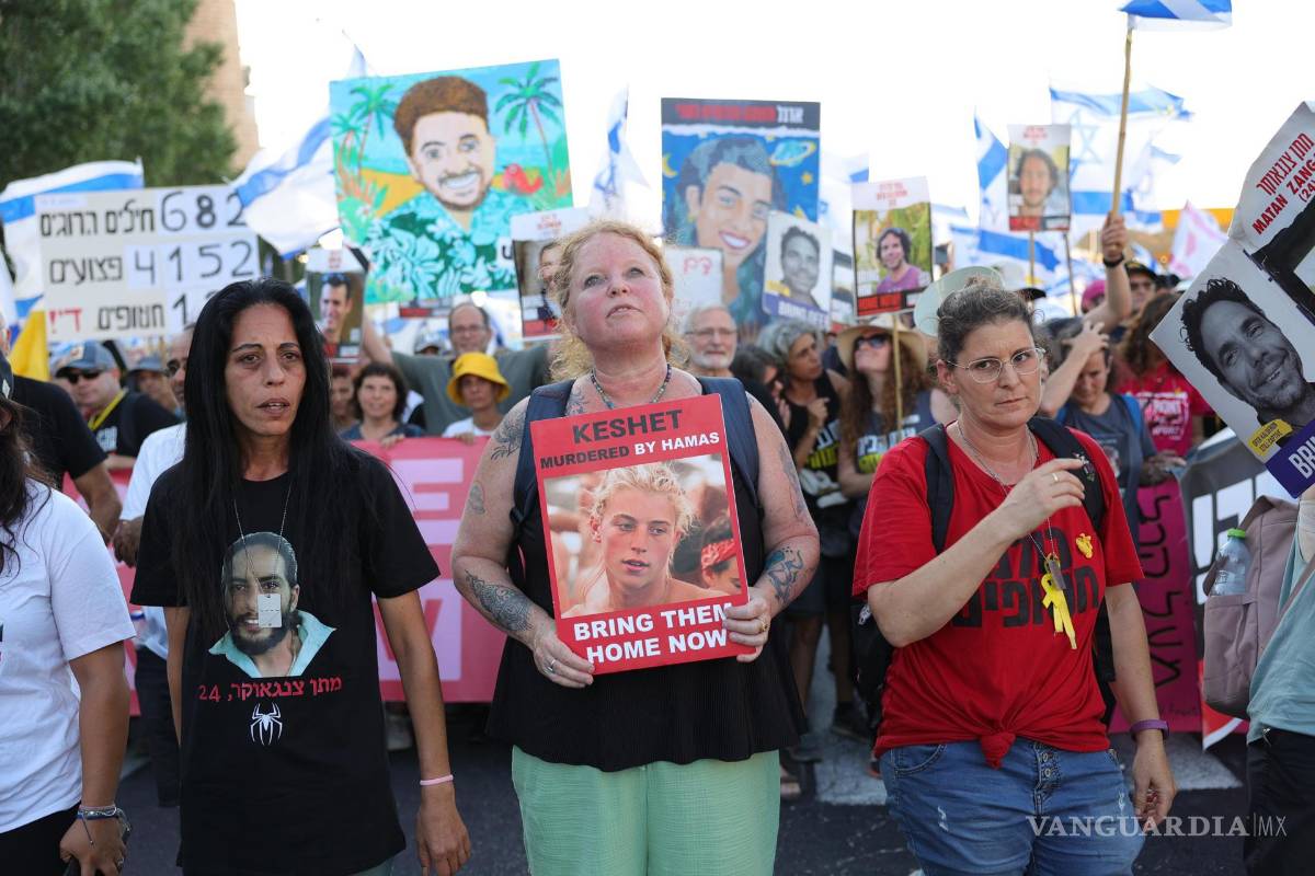 $!Familiares delos rehenes israelíes retenidos por Hamas en Gaza sostienen pancartas durante una marcha de protesta en Jerusalén.