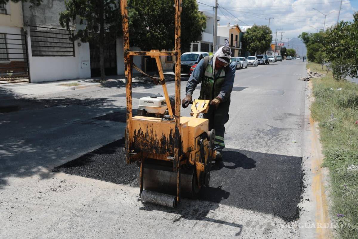 $!Las brigadas municipales incorporan reportes ciudadanos a la programación de rehabilitación de calles.