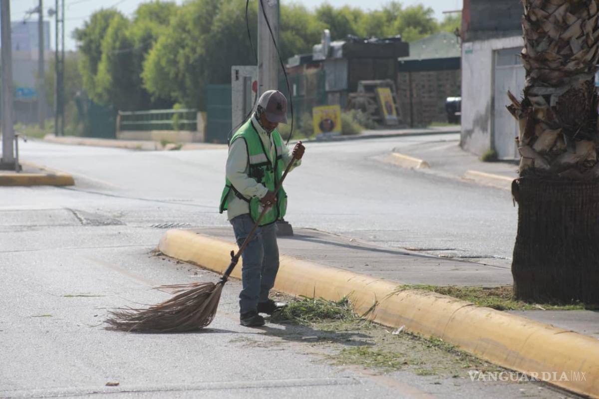 $!Los trabajos incluyeron el retiro de maleza, basura y residuos acumulados en espacios públicos.