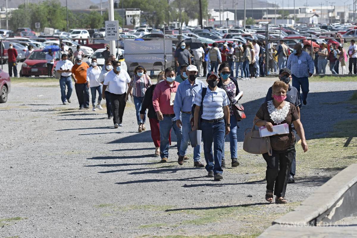 Kilométrica fila en módulo de CANACINTRA para recibir vacuna contra el COVID-19
