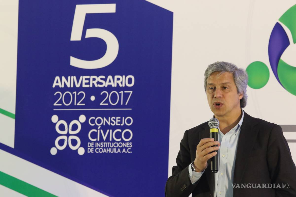 Jóvenes coahuilenses deben indignarse ante injusticias: Claudio X. González