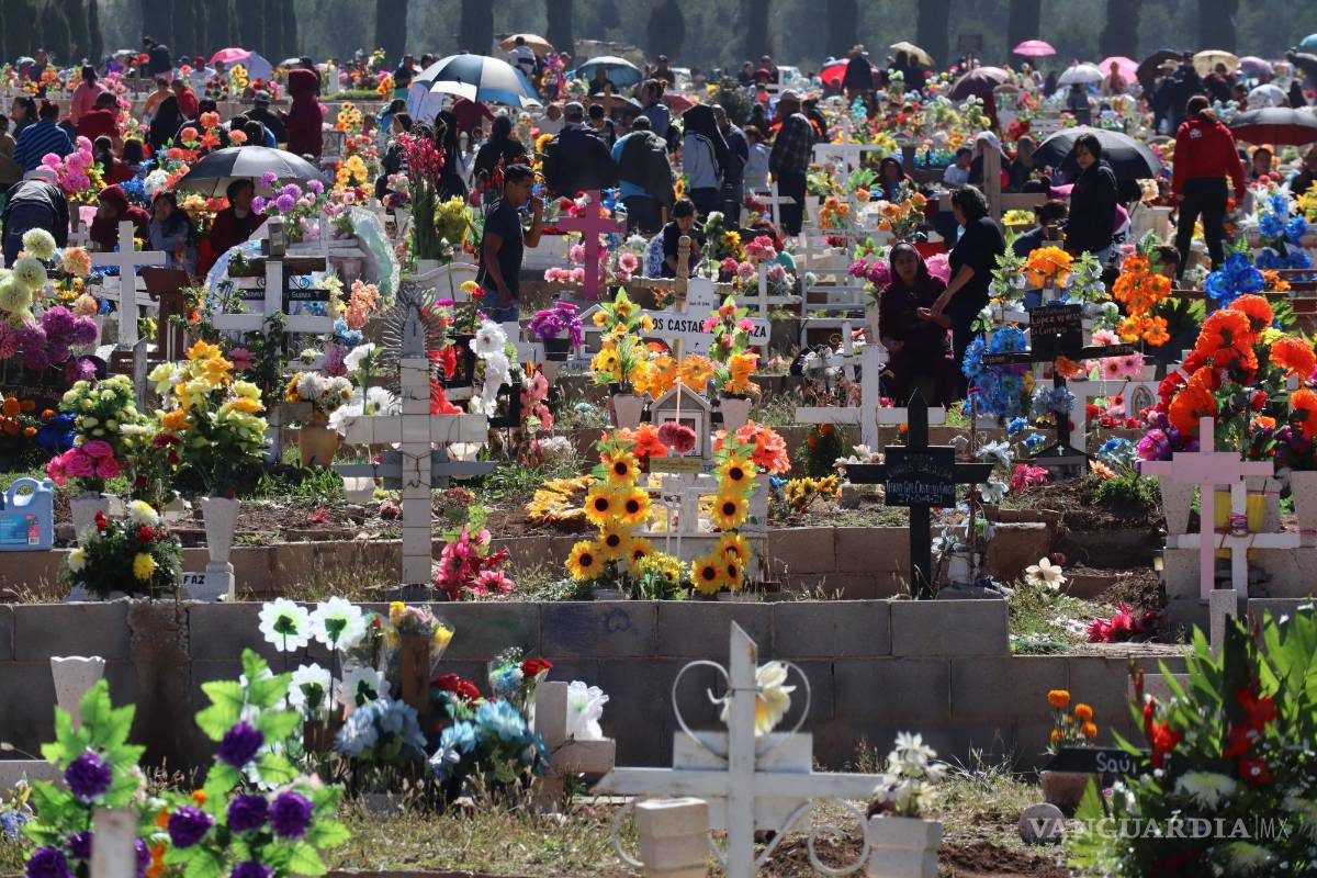 $!El sol y el mal clima ayudaron a que los panteones registraran gran afluencia.