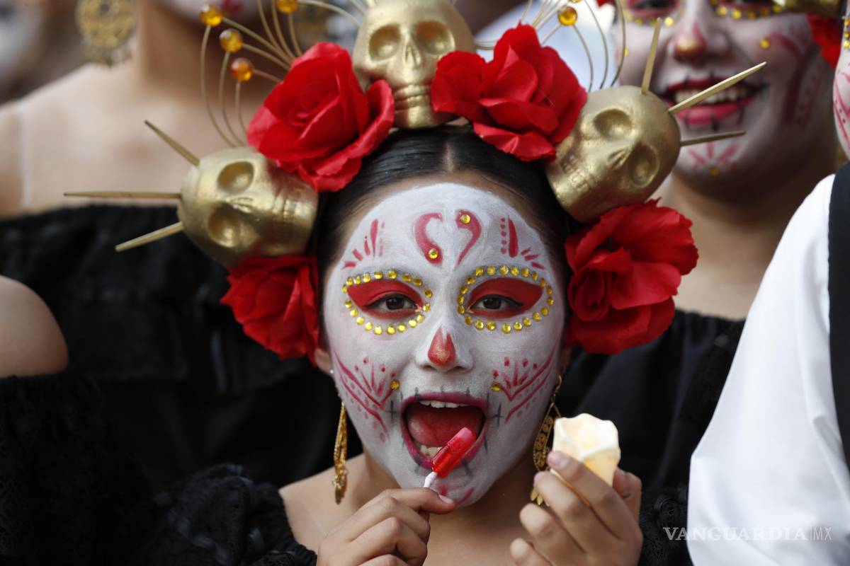 $!Jovenes participan en un desfile de catrinas en Ciudad de México (México).