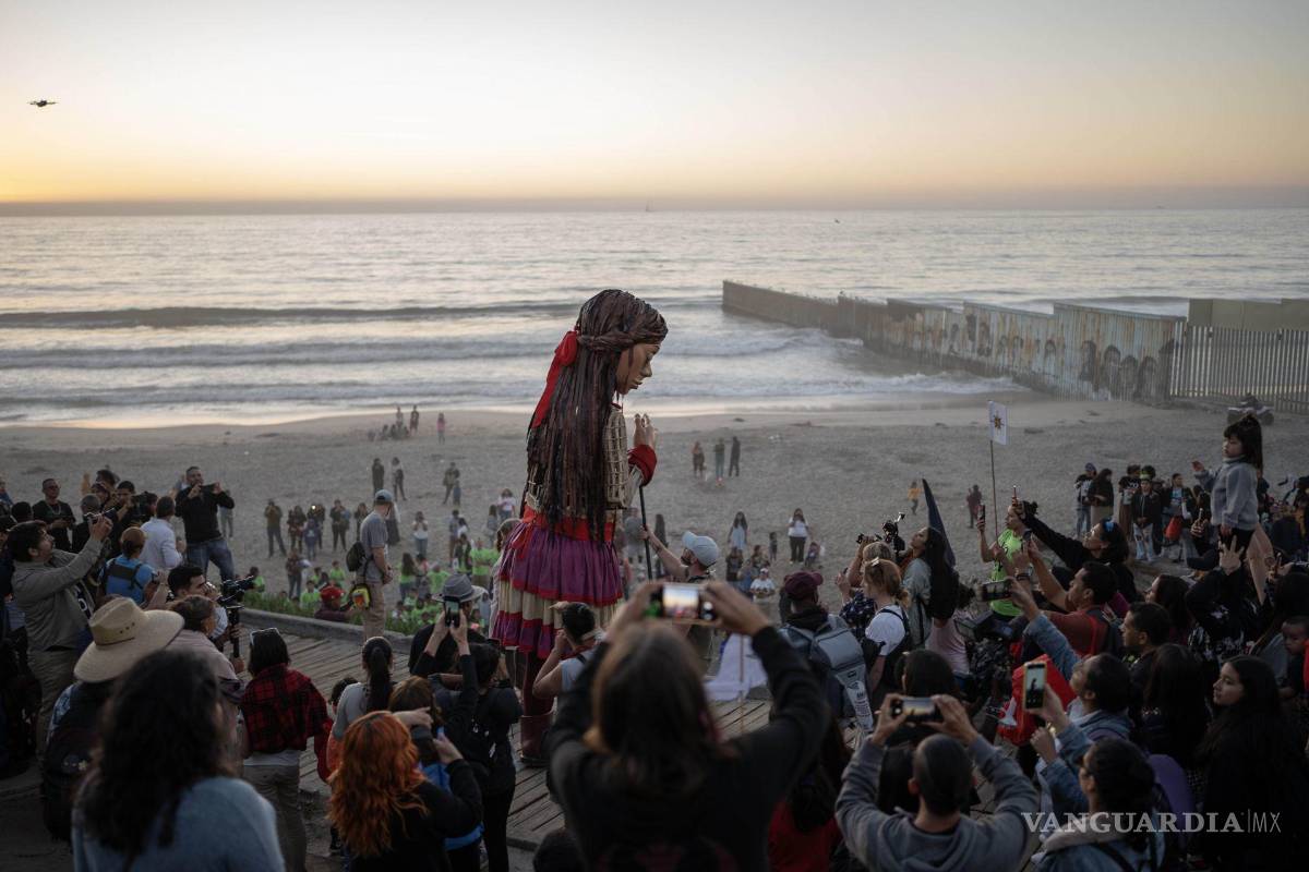 $!Amal dio un recorrido por el muro fronterizo en las playas de Tijuana, dónde se detuvo varias veces a observar la gran muralla que divide nuestro país con EU.