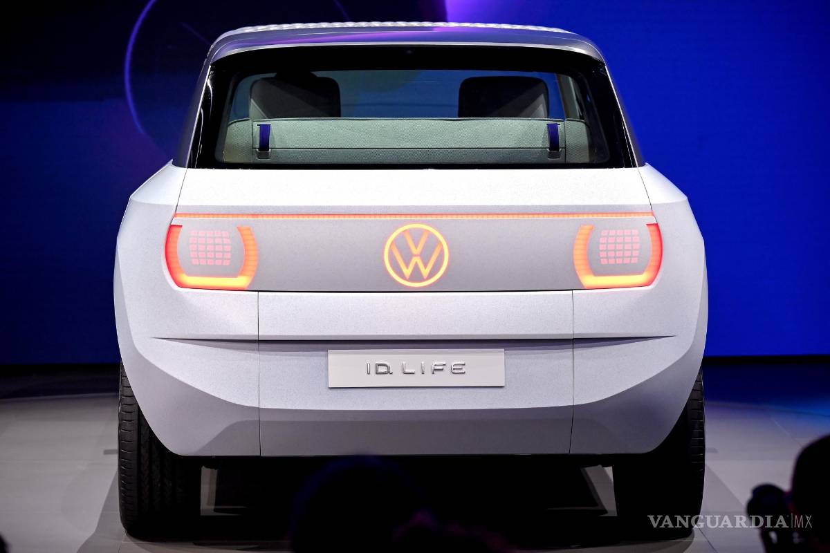 $!El Volkswagen VW ID. Life en exhibición en el primer día de vista previa para la prensa del Salón Internacional del Automóvil IAA en Munich, Alemania. EFE/EPA/Sascha Steinbach