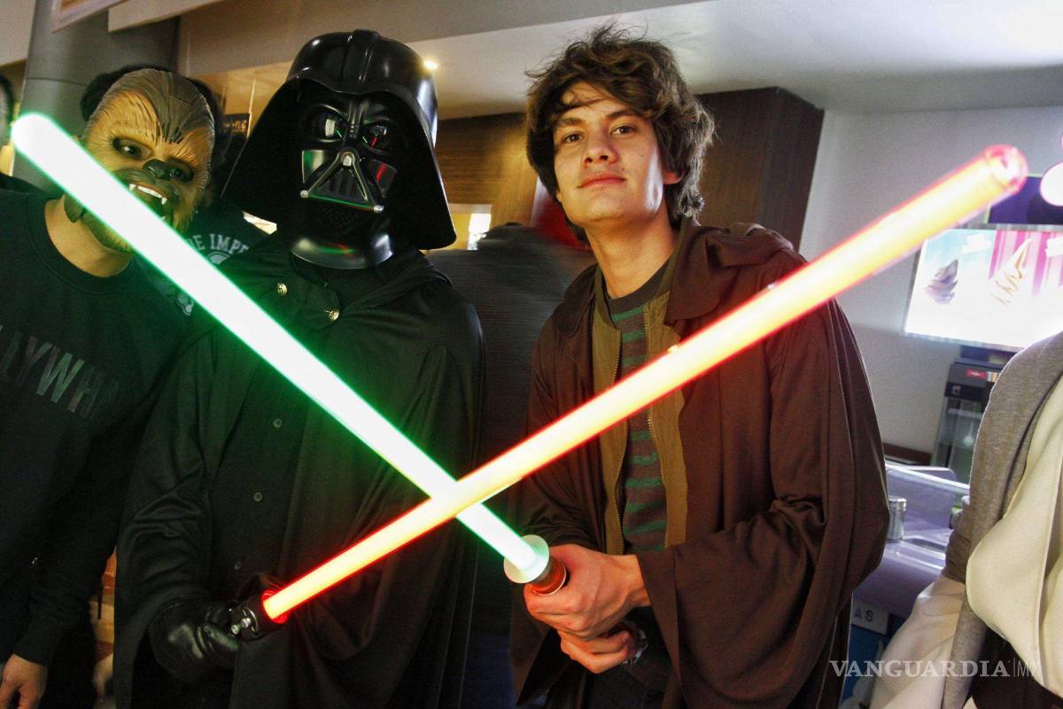 $!Fans llenaron las salas de cine en la función de medianoche del estreno de la película Star Wars: El despertar de la fuerza.