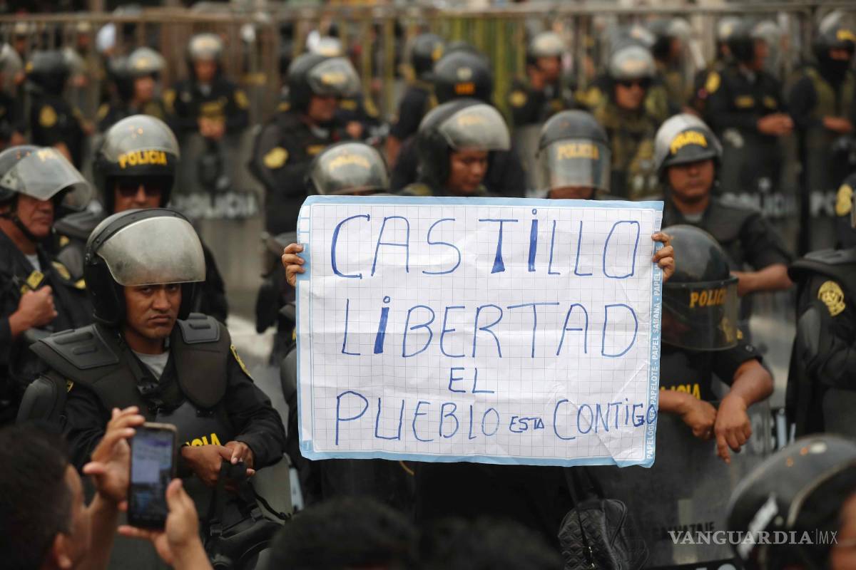 $!Miembros de la policía vigilan a cientos de manifestantes a favor de Pedro Castillo y en contra del Congreso que se manifiestan en las calles en Lima, Perú.