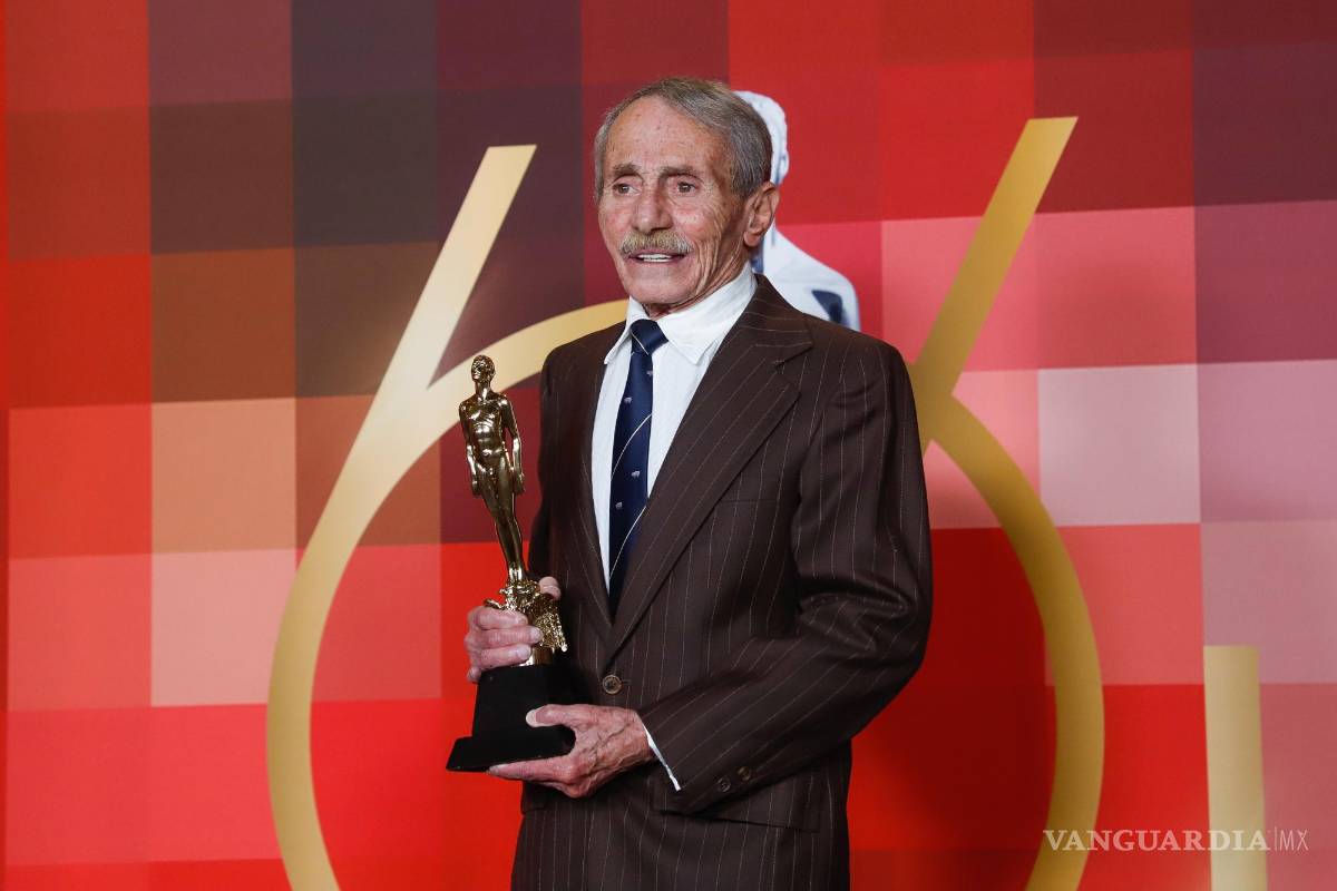 $!El sonidista David Baksht posa con su Ariel de Oro a mejor trayectoria, durante la edición 64 de la entrega de los premios Ariel hoy, en la Ciudad de México.