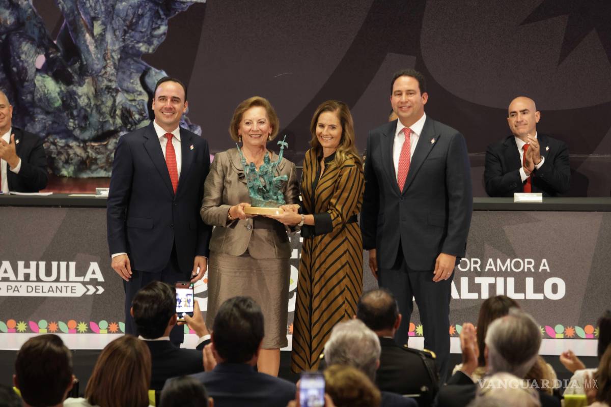 $!Silvia de las Fuentes García y Liliana de la Peña de las Fuentes, esposa e hija de Carlos Eugenio de la Peña Ramos, quien obtuvo la Presea Post Mortem.