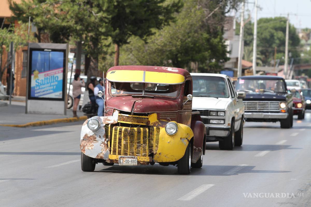 Autos Clásicos ruedan por las calles de Saltillo